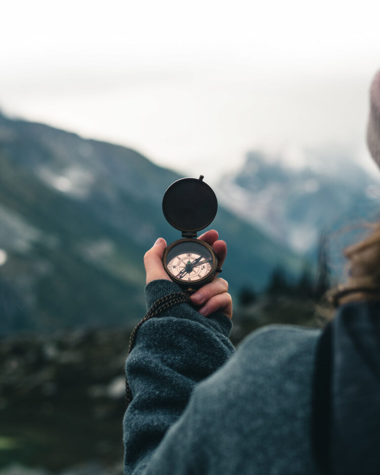 Kompass mit Bergen im Hintergrund © pexels-lureofadventure-10762323